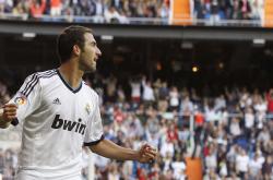 开云体育APP下载-戈贝尔化身禁区巨兽，湖人防线在公牛面前形同虚设