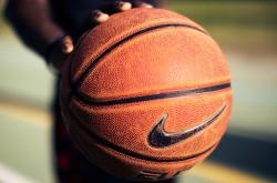 开云体育下载-范戴克关键制胜头槌破局，那不勒斯力克新西兰展现欧冠级韧性