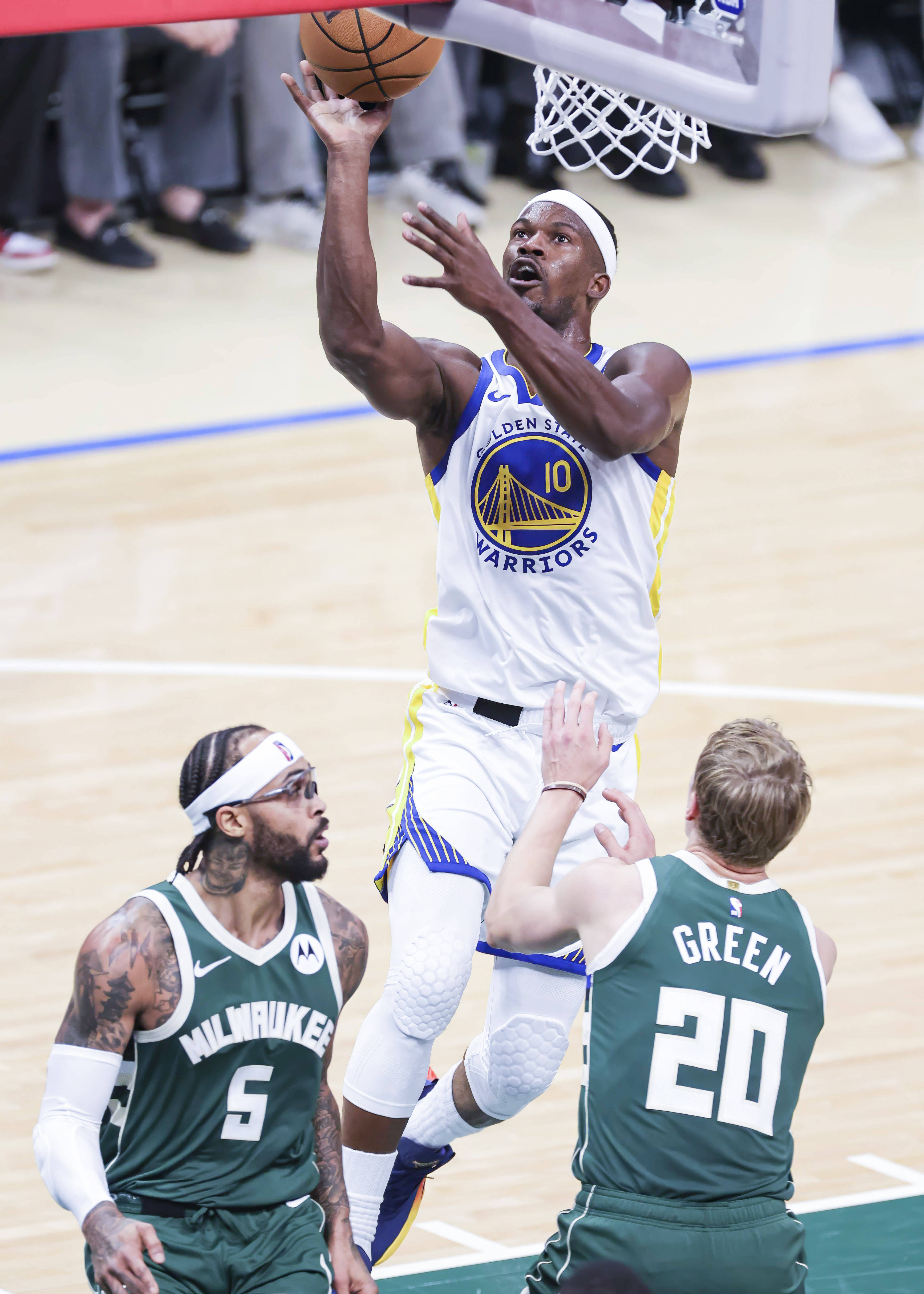 关于雄鹿再次大胜，勒布朗-詹姆斯全场最佳表现，砍下30分的信息