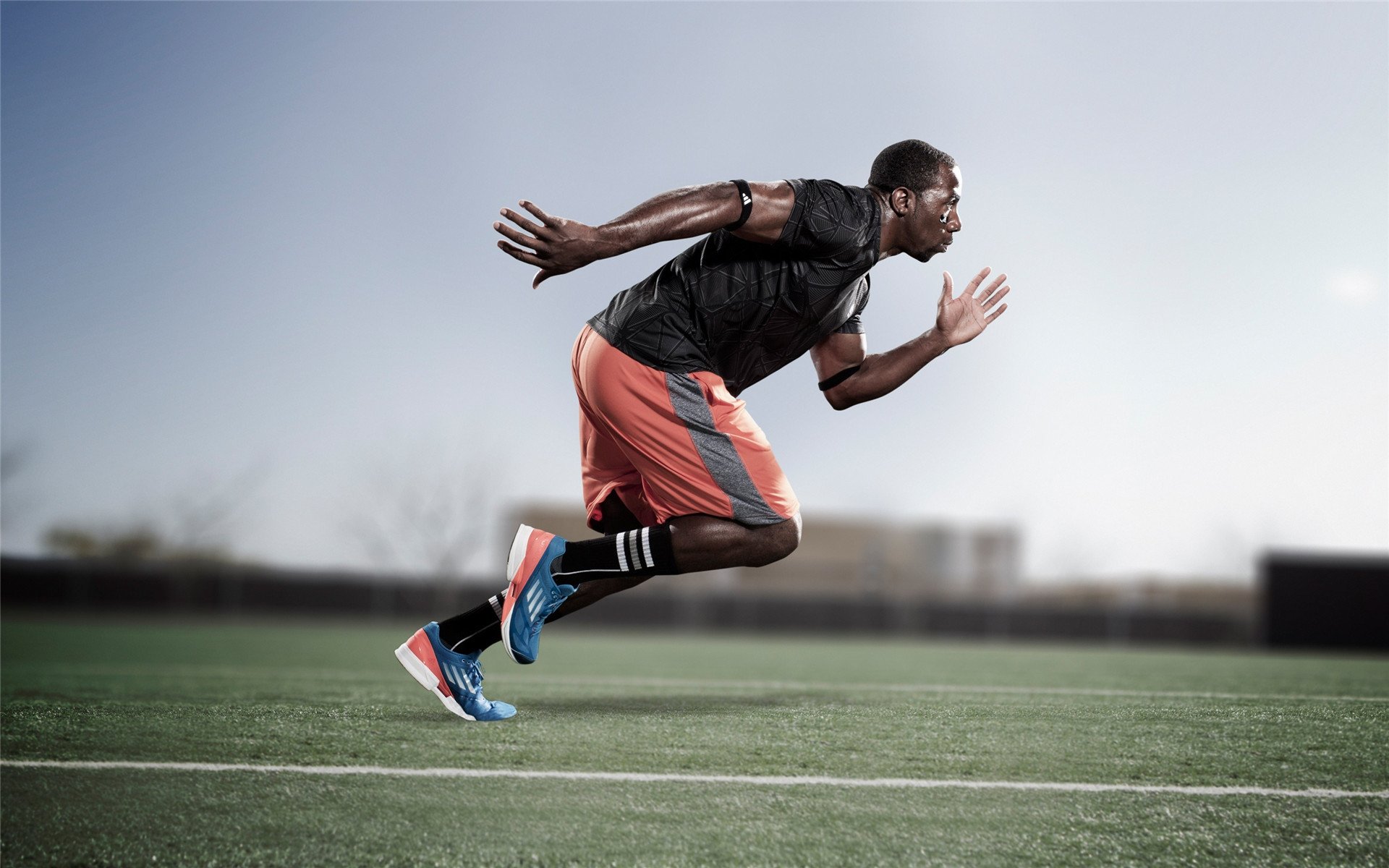 F1新赛季揭幕战之夜,三笘薰成为胜负手,当足球明星跨界点燃赛道激情